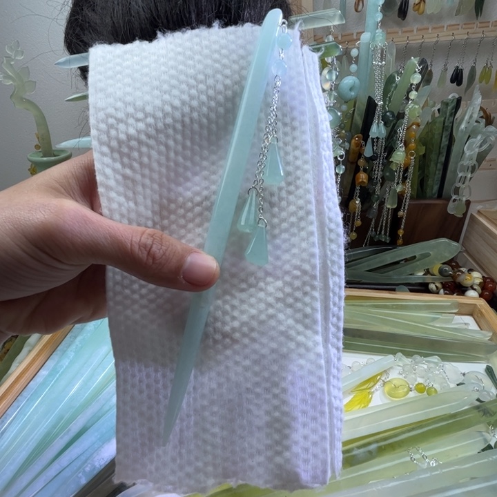 蛇纹石玉发饰未镶嵌有一点点浅皮坑有扣感