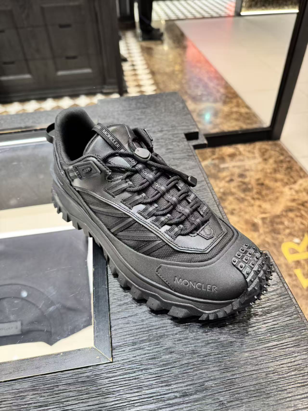 未使用 MONCLER 盟可睐 圆头生活休闲鞋轮胎底 男款黑色