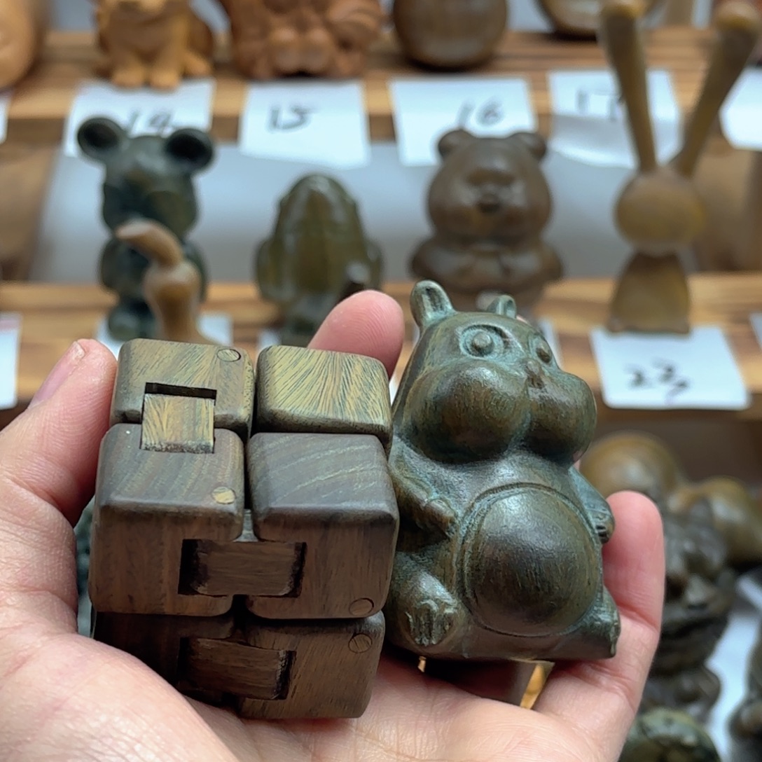 牛***皇木绿檀木魔方熊摆件