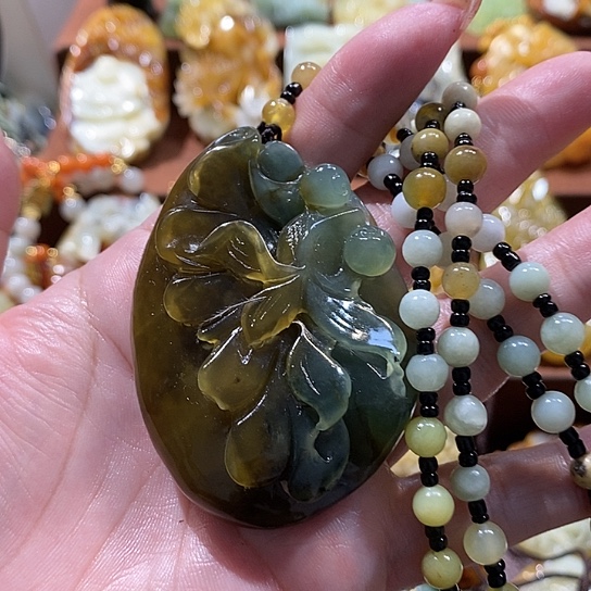 蛇纹石玉未镶嵌颈饰