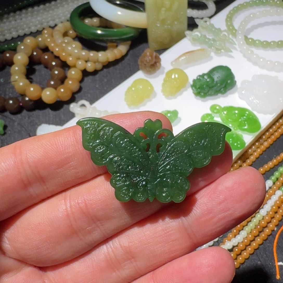 曾***爱和田玉未镶嵌颈饰