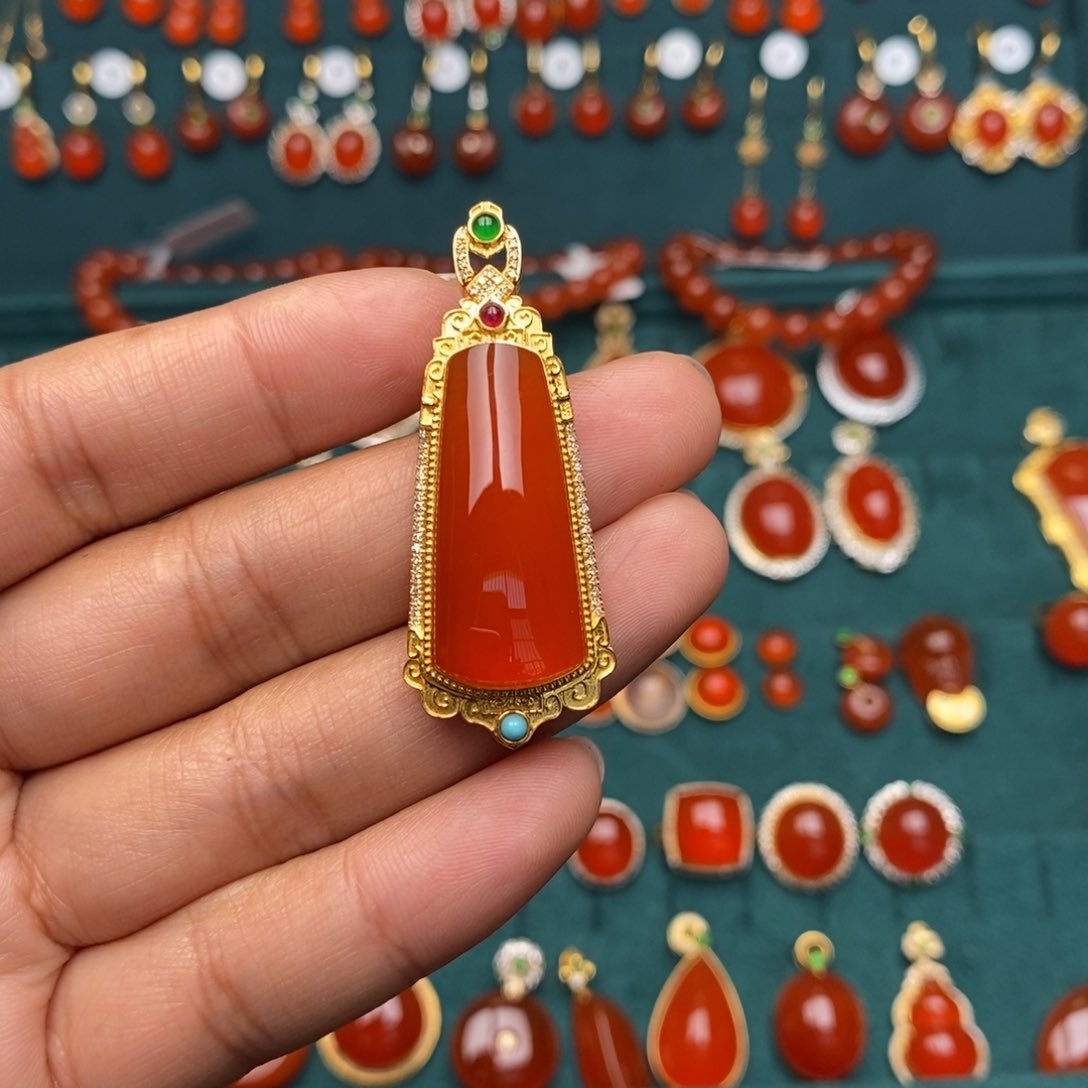 南红玛瑙18k吊坠18K金镶嵌金**言