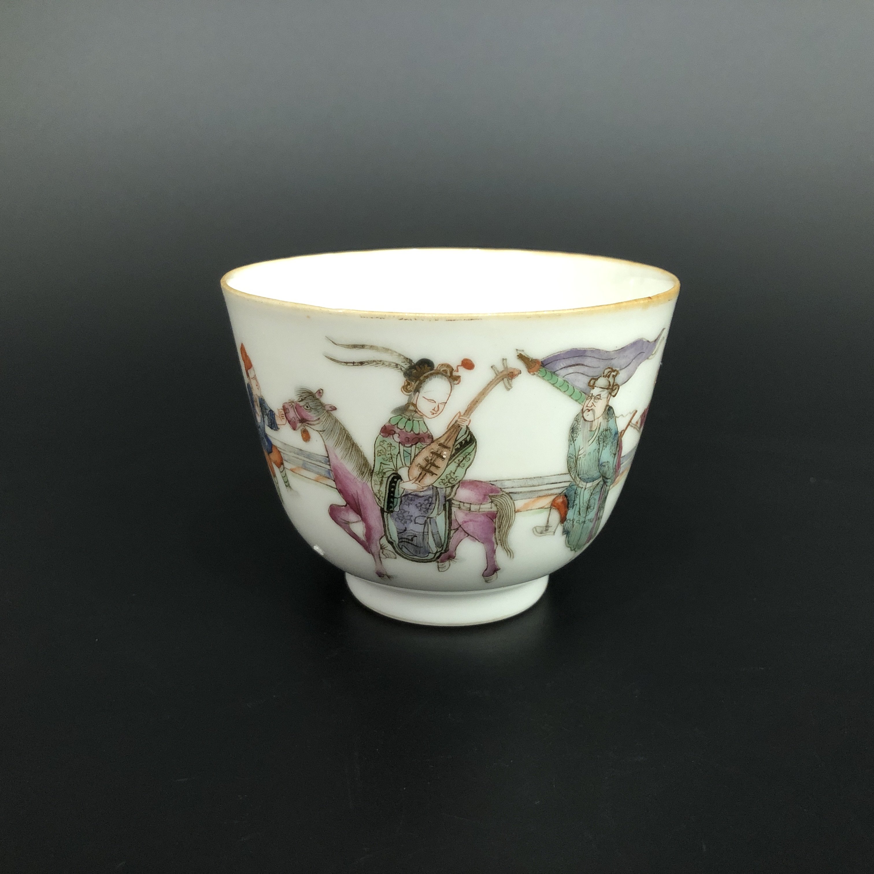 25110485 清咸丰粉彩昭君出塞图杯 口径8.3cm高6.5cm