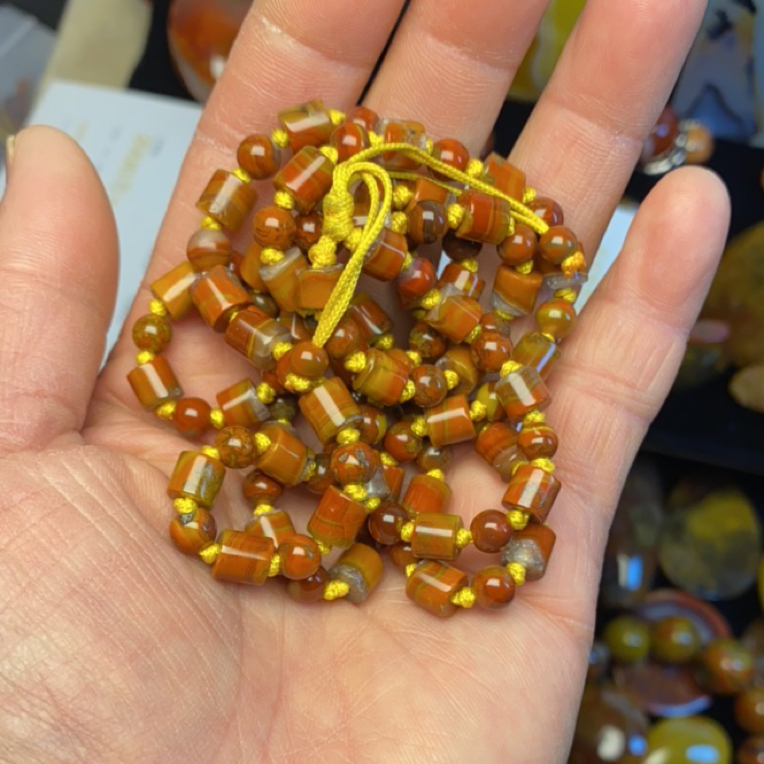 天然石头红黄草花