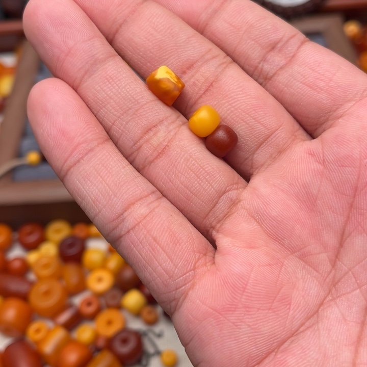 眼****琥珀未镶嵌裸石蜜蜡配饰