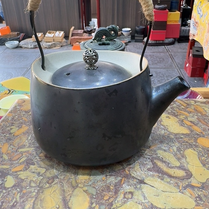 黑陶壶一个，瓷。。。品茗