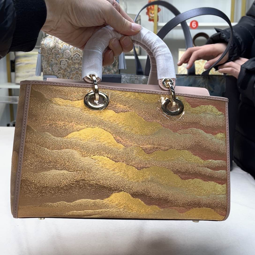 织绣新年快乐！蛇年大吉！