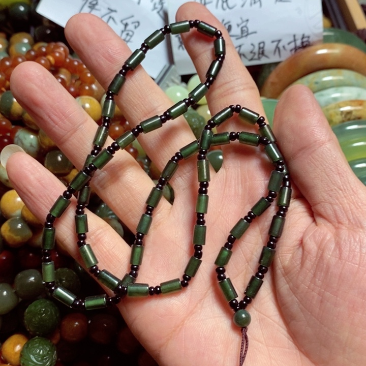 蛇纹石玉颈饰未镶嵌