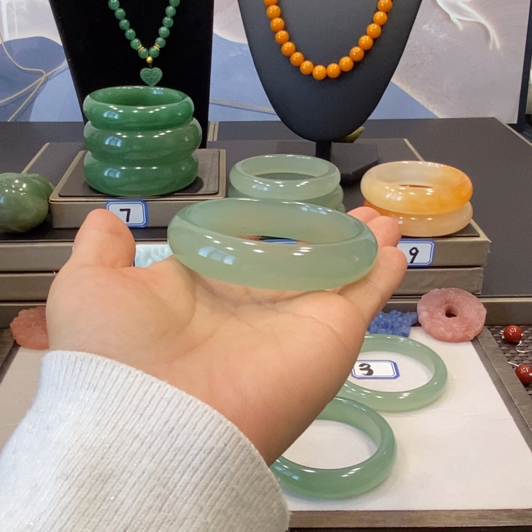 自***神石英岩玉未镶嵌颈饰