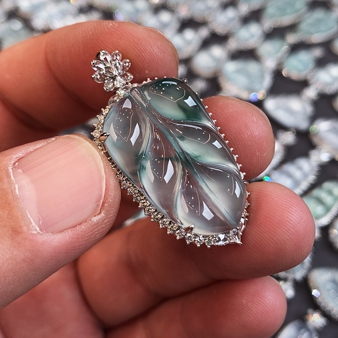 翡翠颈饰18K金镶嵌叶子