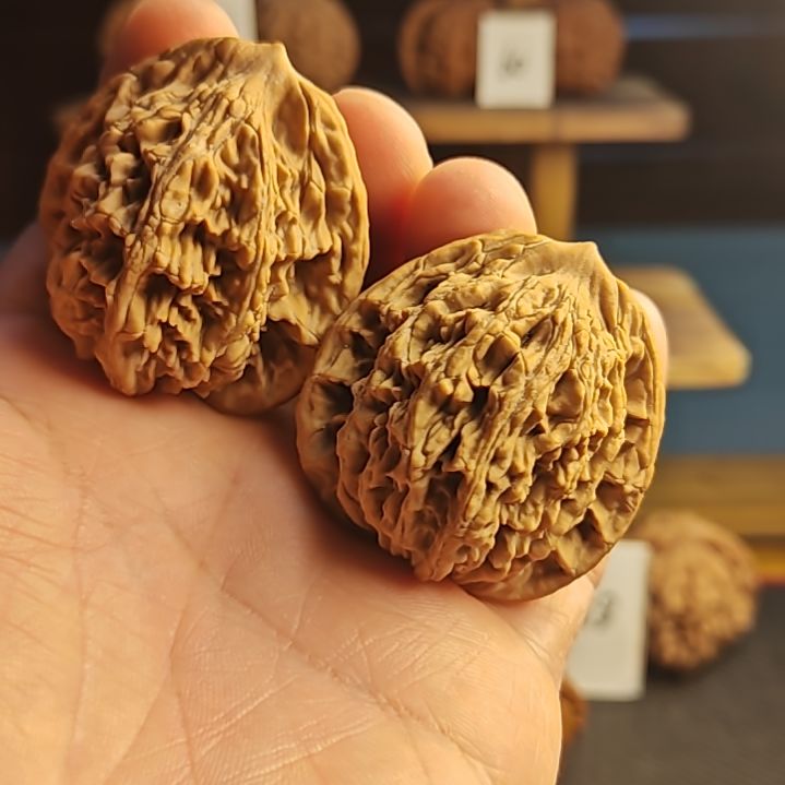 文玩核桃吊坠虎头