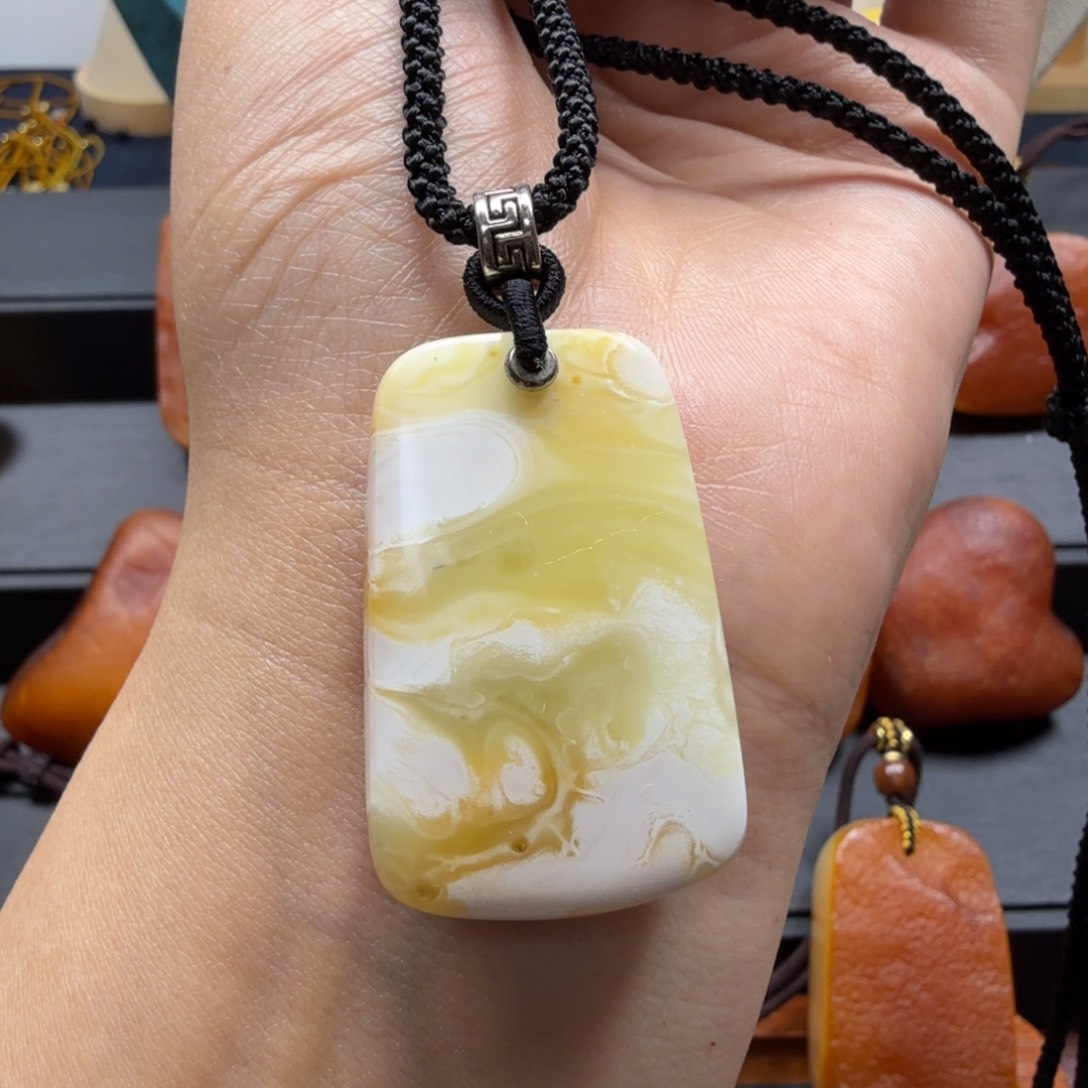 琥珀吊坠(赠链)未镶嵌