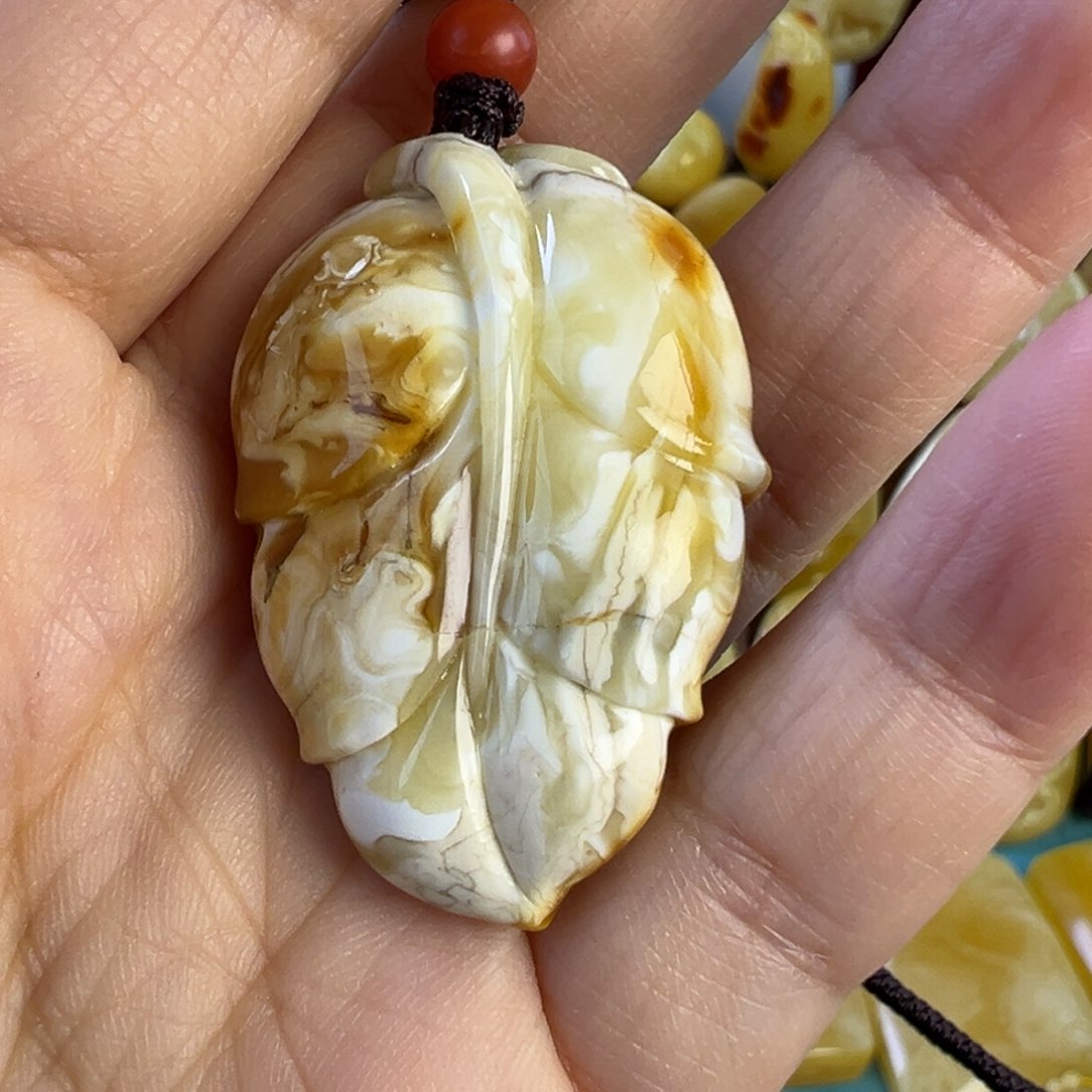 蜜蜡吊坠(赠链)未镶嵌欢****年