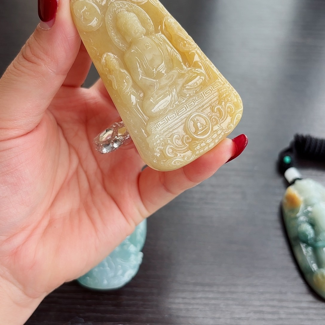 翡翠颈饰未镶嵌三*仔大日