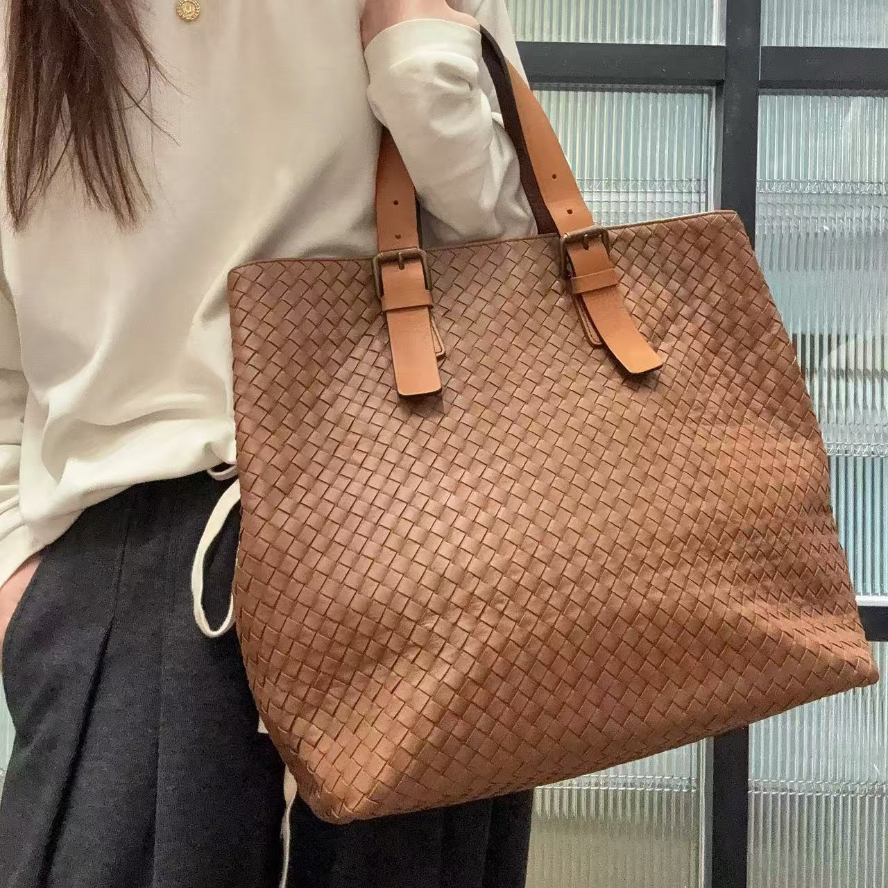 95新 BOTTEGA VENETA/葆蝶家 【清】2VB415 奶茶色单肩托特包