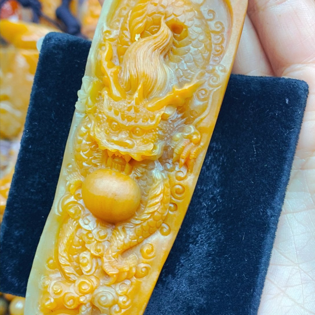 未镶嵌石英质玉（黄龙玉）颈饰