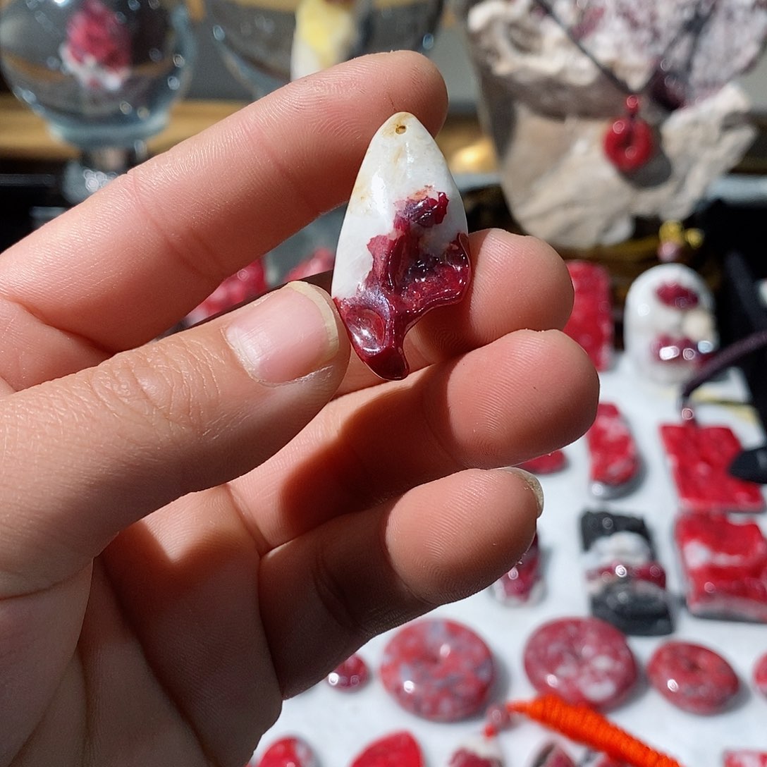 天然辰砂原石晶体吊坠