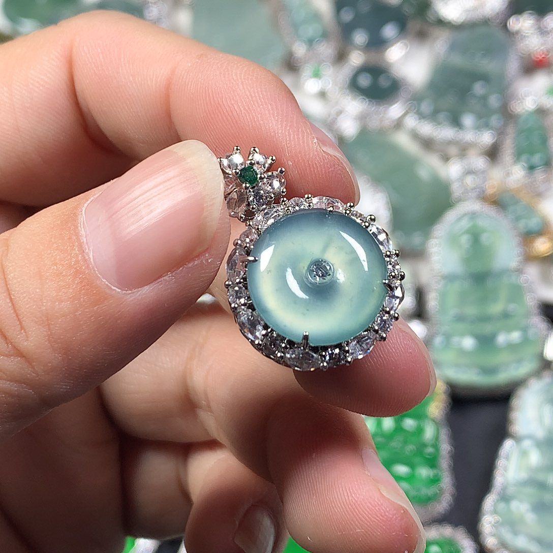 翡翠未镶嵌颈饰平安扣