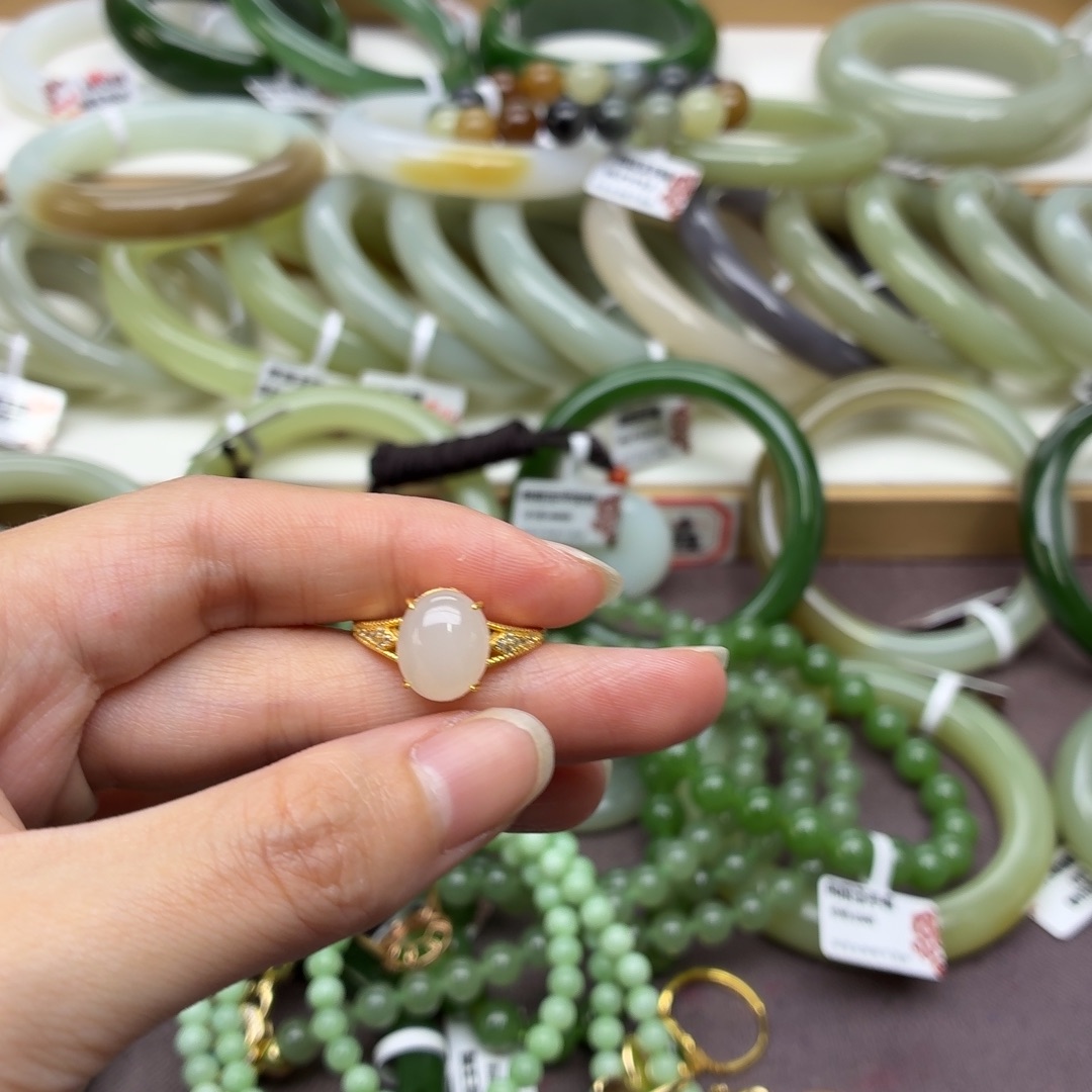 人***汁和田玉未镶嵌手镯