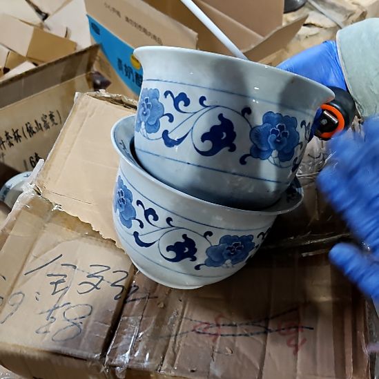 摆件盘子碗茶壶啥都有