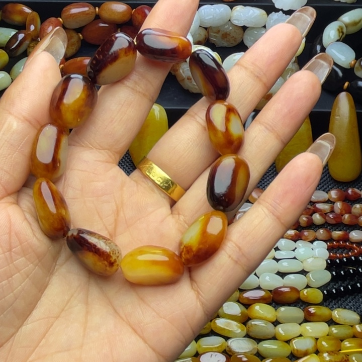 等***来和田玉未镶嵌手链