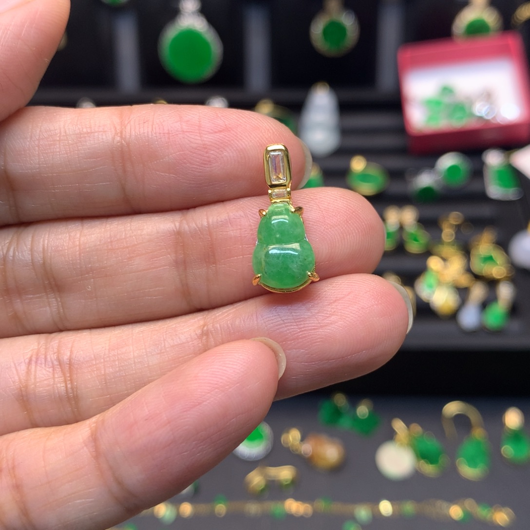 王***京翡翠未镶嵌颈饰有纹