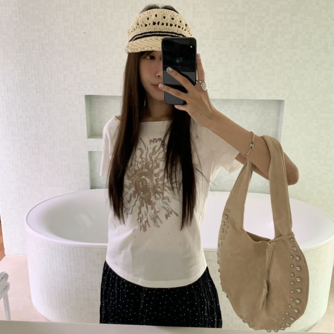 QYao Girls夏季个性印花斜肩露肩宽松白色短袖T恤女上衣2025新款