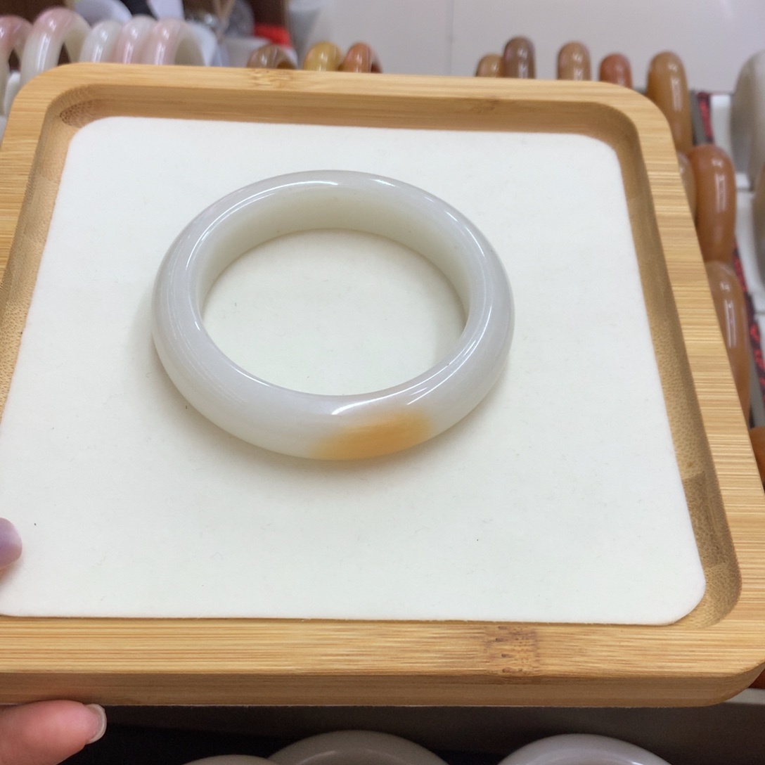 风***耳石英质玉未镶嵌手镯