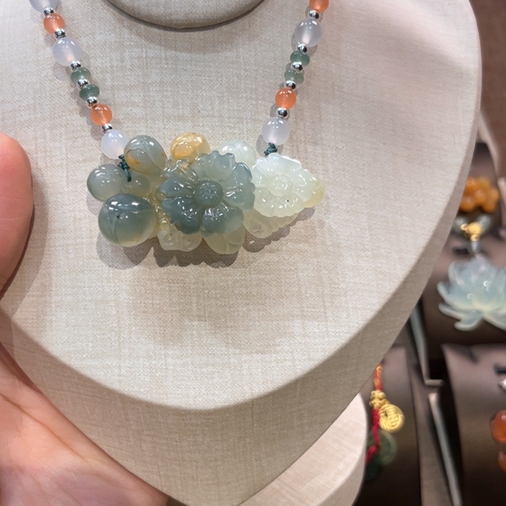 蛇纹石玉颈饰未镶嵌张*墨