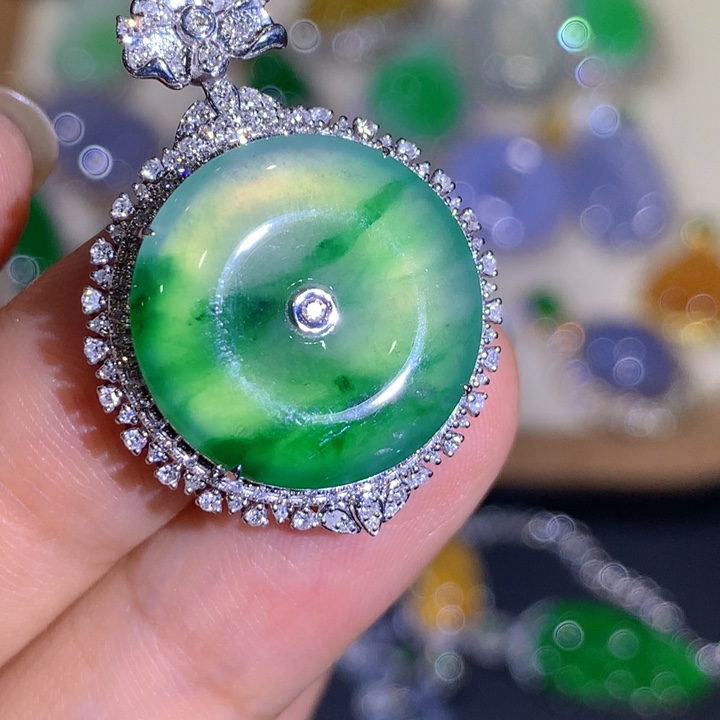 翡翠18K金镶嵌颈饰8、