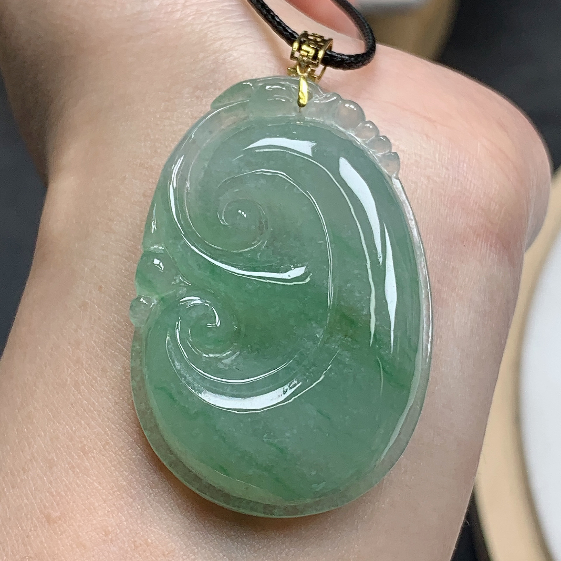 缅甸天然A货翡翠18K金扣头镶嵌冰种飘绿如意吊坠