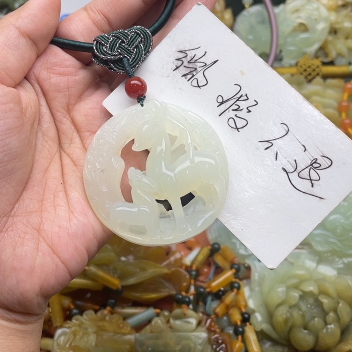 蛇纹石玉吊坠合金