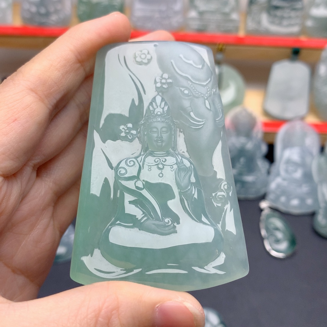 拥***来翡翠未镶嵌颈饰普贤