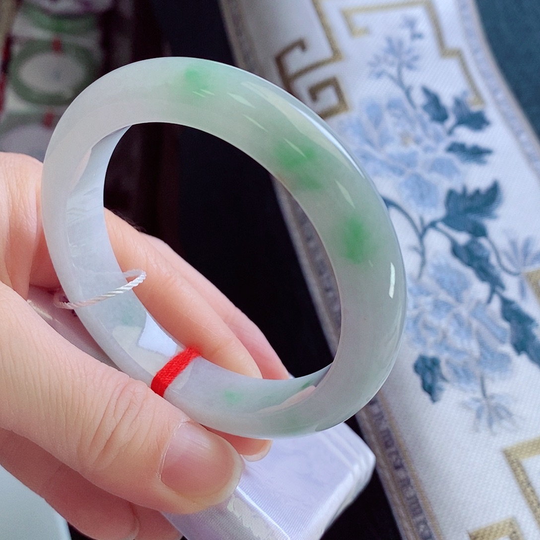 翡翠未镶嵌手镯56白底青