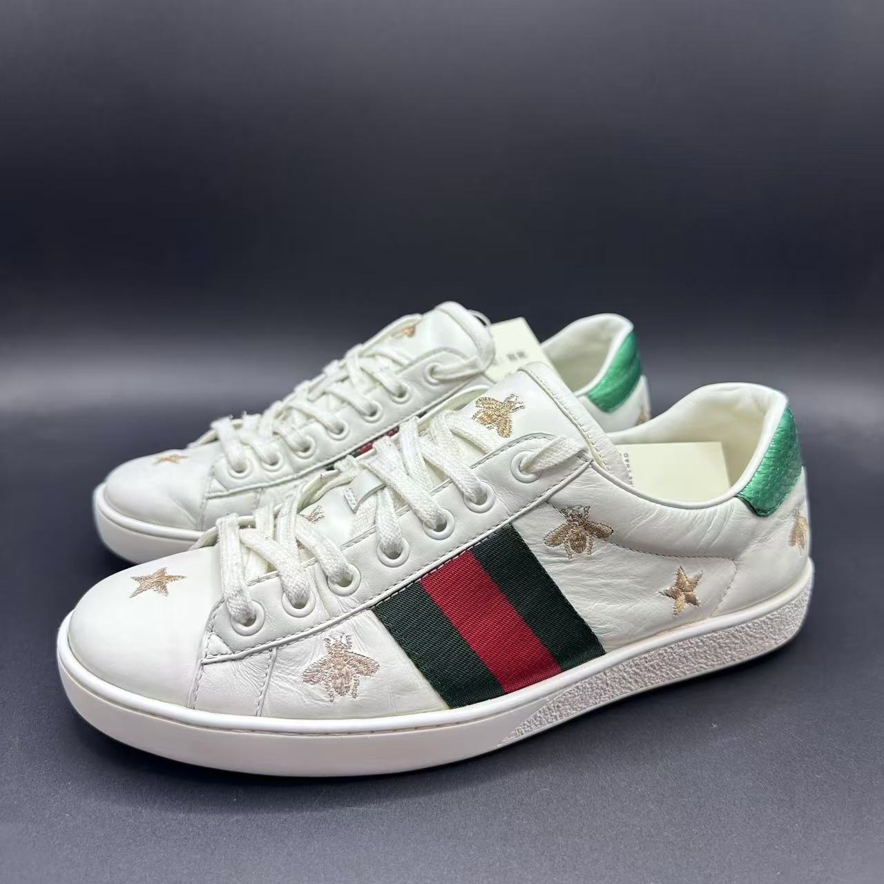 95新 GUCCI/古驰 男士白色潮流低帮星星蜜蜂板鞋40码 lb368