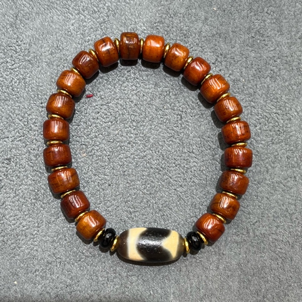 坨骨配虎牙手串8mm-5489