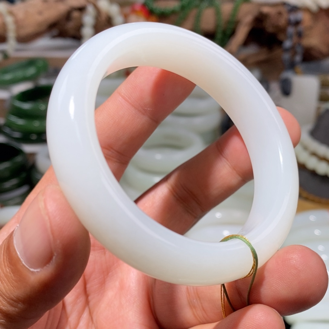 和田玉未镶嵌手镯