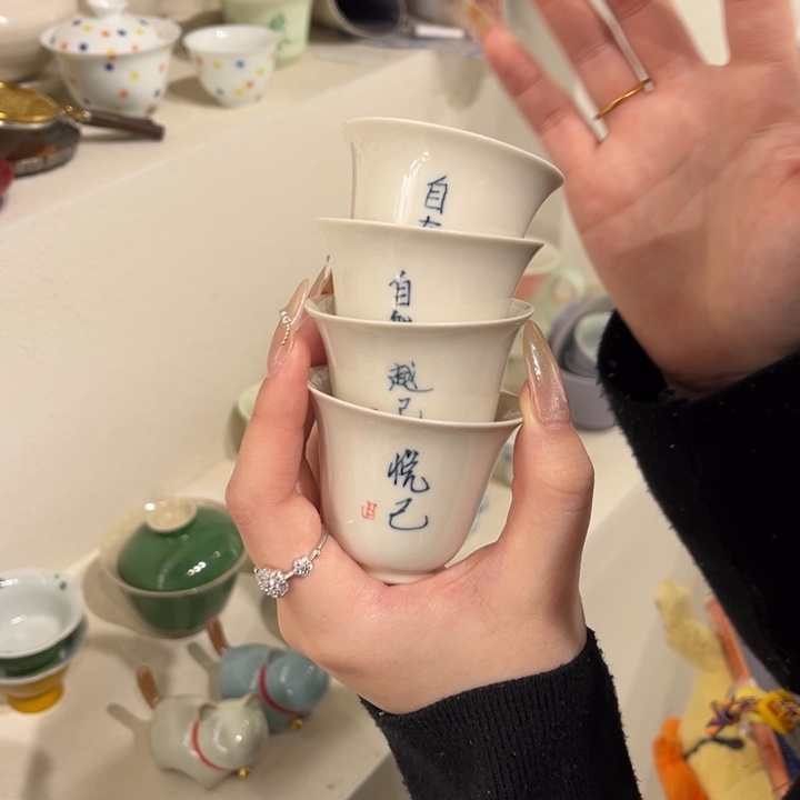 四只杯杯。             
