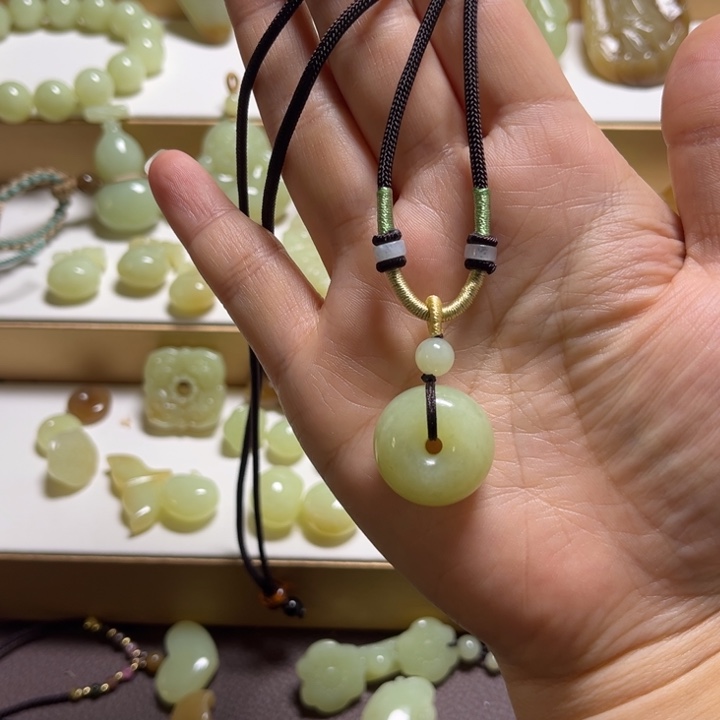 小***快和田玉未镶嵌颈饰