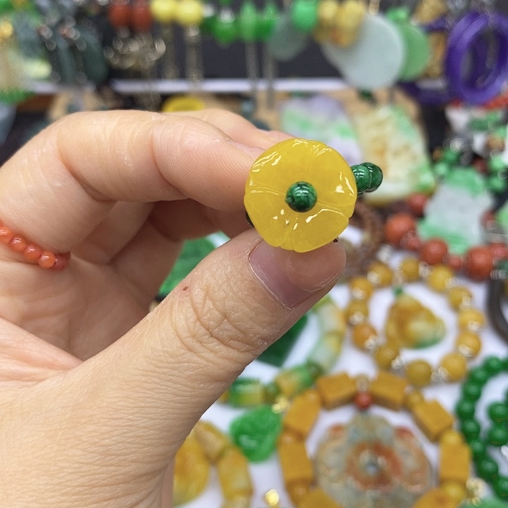 翡翠未镶嵌颈饰戒指58