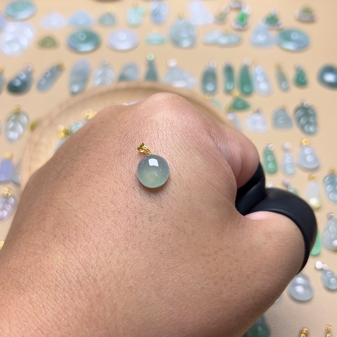 翡翠颈饰18K金镶嵌蛋面吊坠