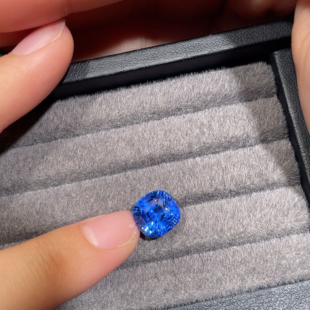 蓝宝石裸石8.17ct皇家蓝aigs马达加斯加