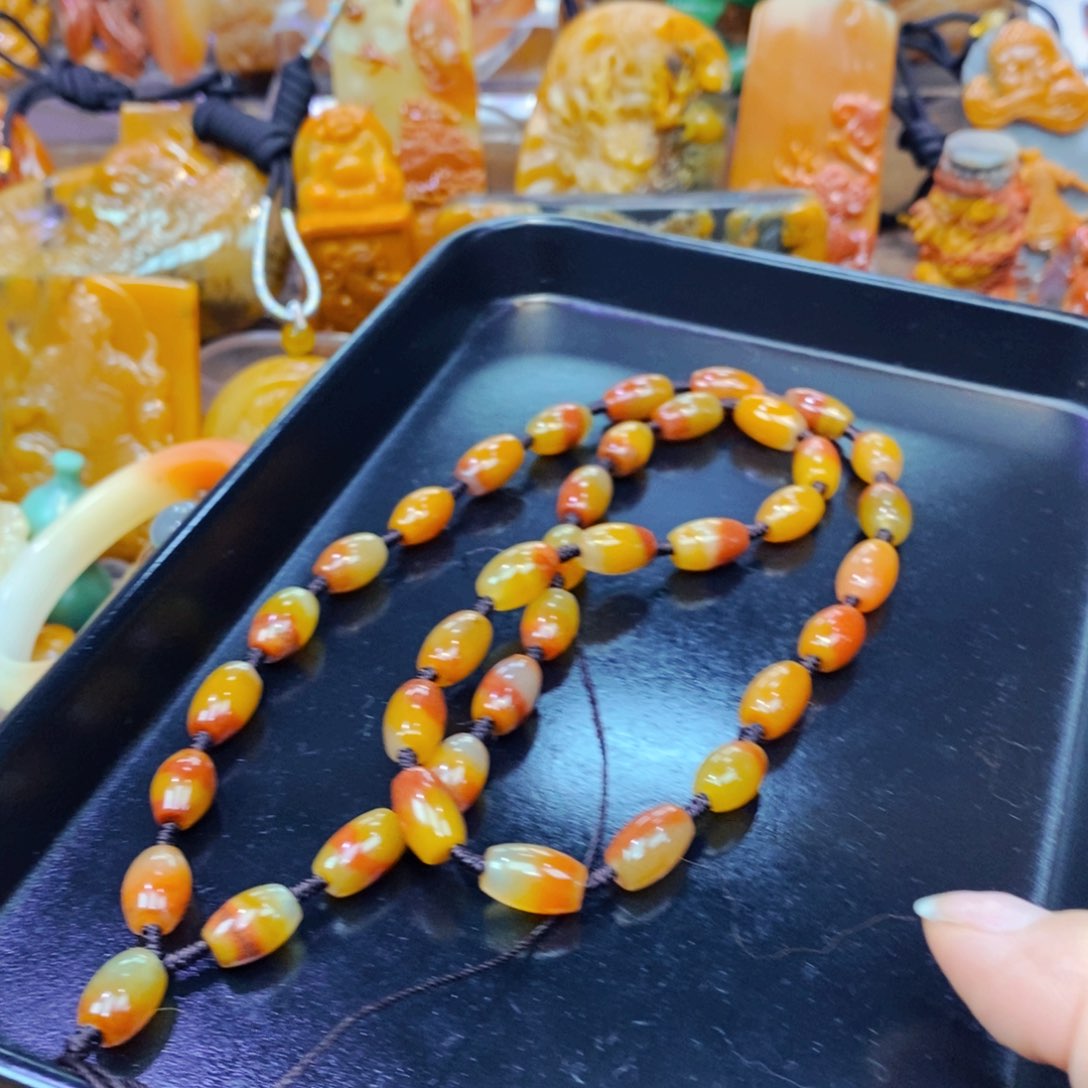 未镶嵌石英质玉（黄龙玉）颈饰