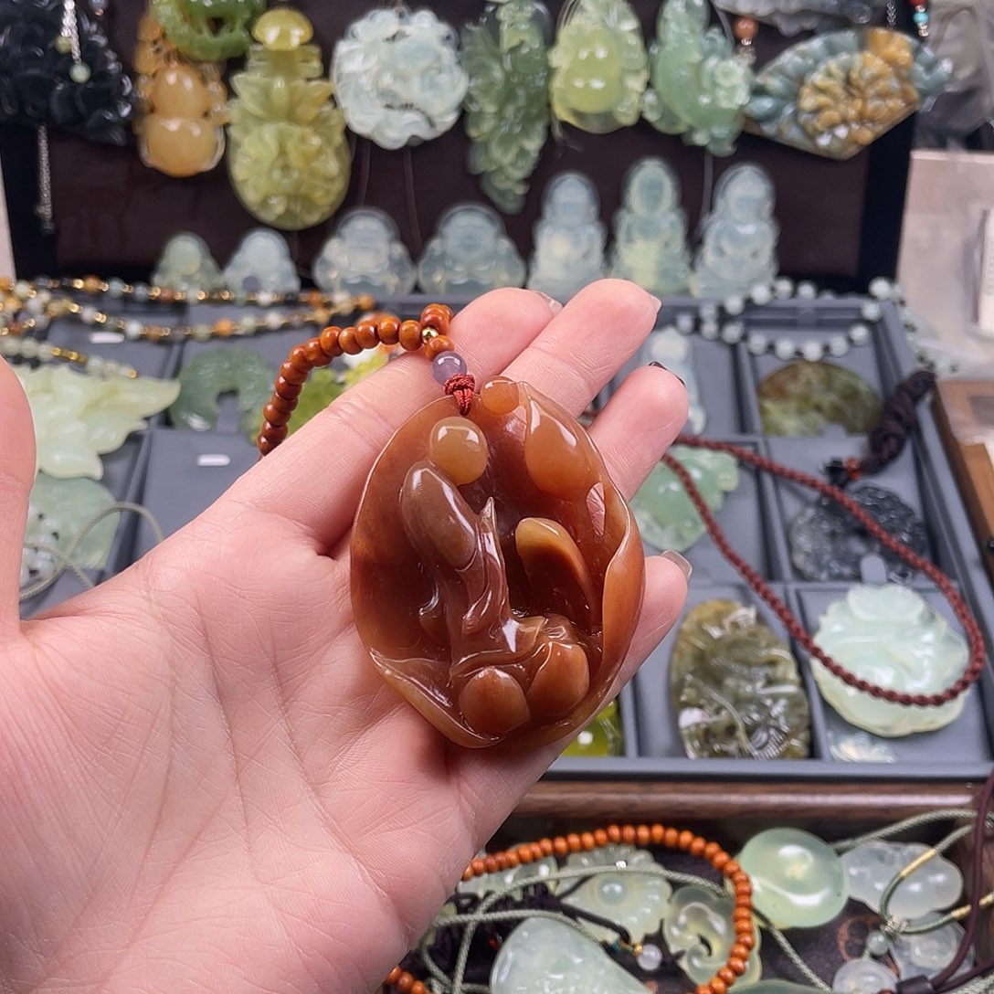 小***对蛇纹石玉未镶嵌颈饰