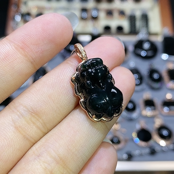 颈饰18K金镶嵌翡翠貔貅