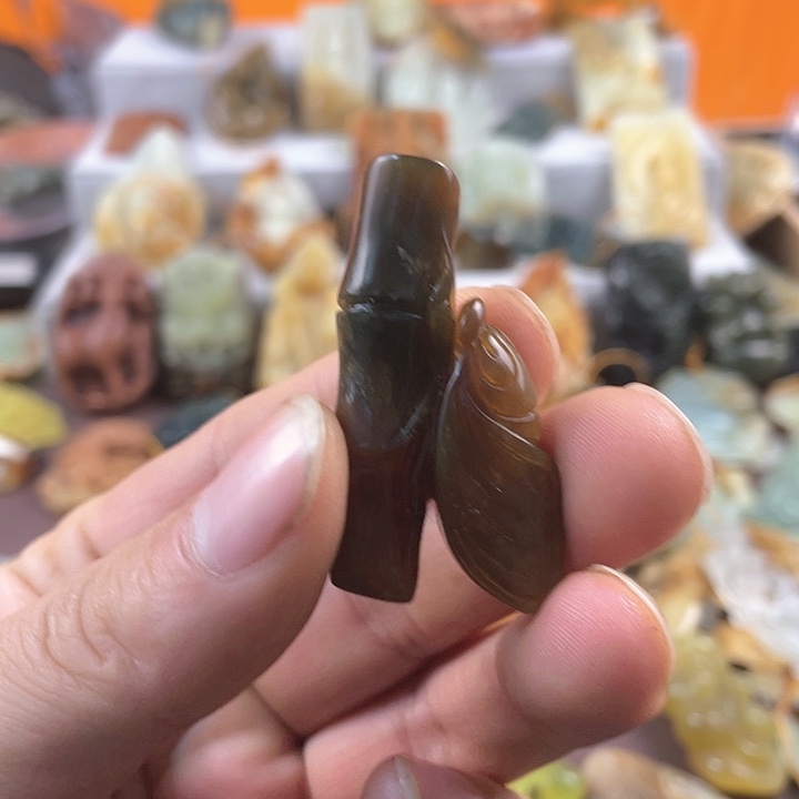 蛇纹石玉颈饰未镶嵌