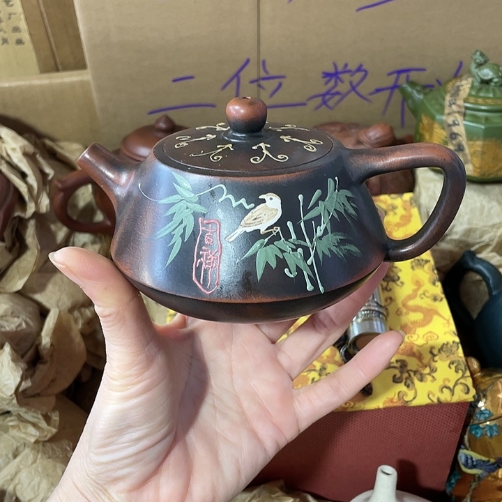 紫砂茶壶矿泥料手工制作的一把紫砂壶。