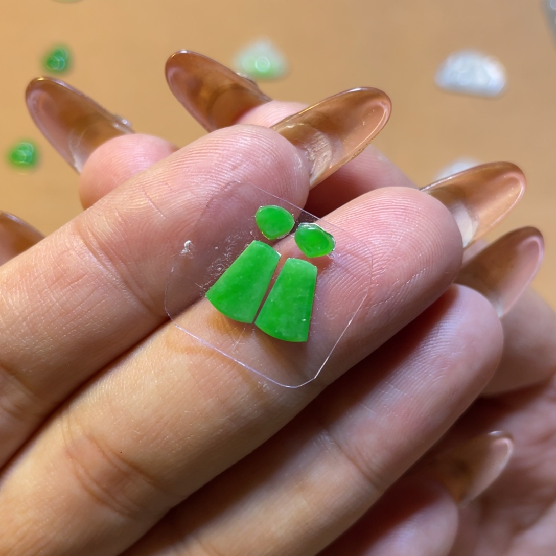 翡翠颈饰未镶嵌无事牌