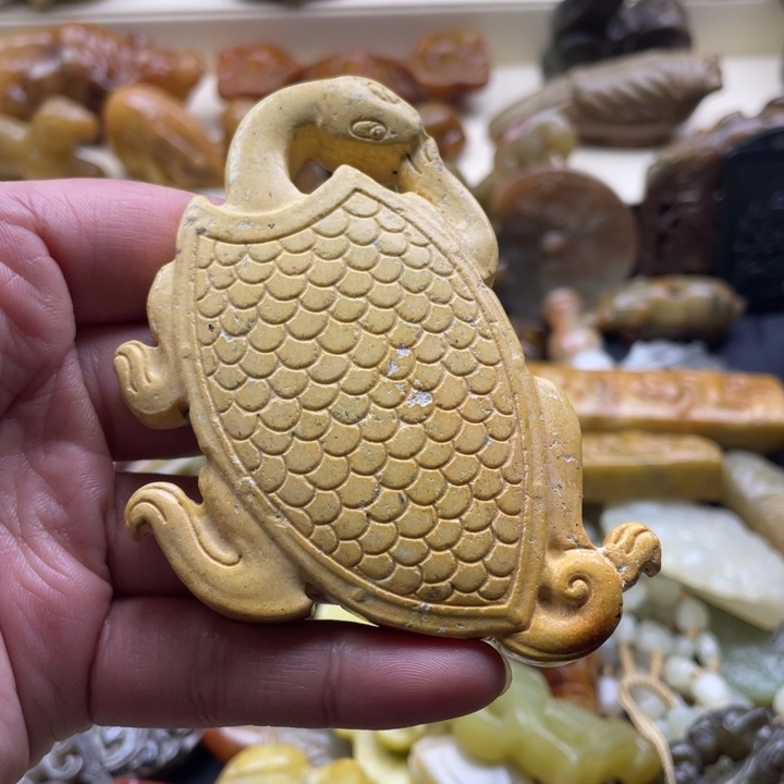 蛇纹石玉颈饰未镶嵌