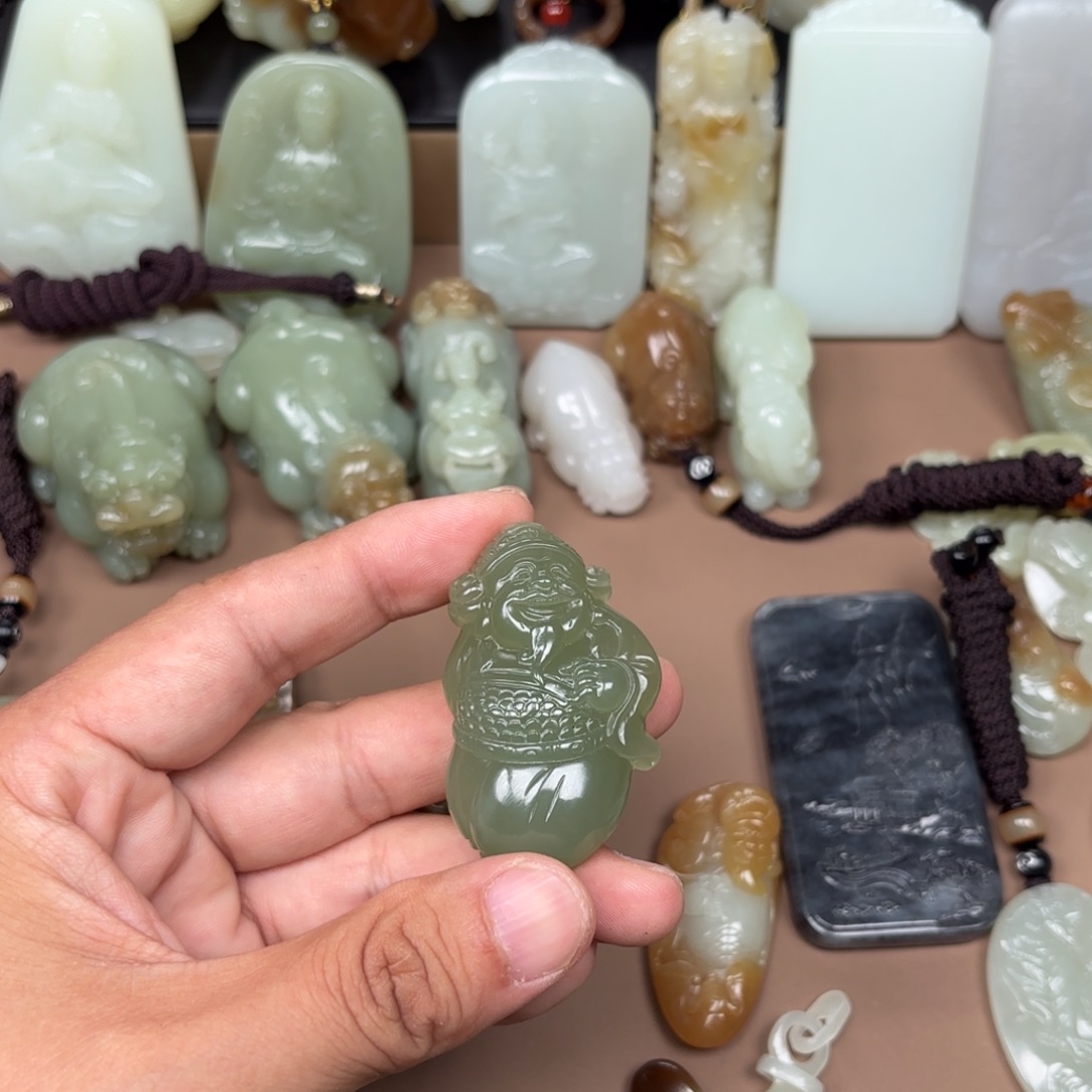 和田玉未镶嵌颈饰安****)